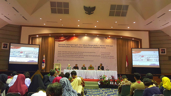 From left, seminar speakers Rostineu, Kim Sung-suk, Kim Moon-hwan, Hendi Johari and moderator Pangeran Ahmad Nurdin on March 4 discuss the March First Independence Movement and the Korean Provisional Government at Atma Jaya Catholic University in Jakarta. 